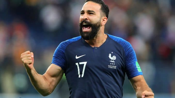 Adil Rami : entouré de deux bombes de télé-réalité, il fait couler le champagne