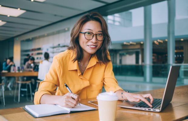 Au Japon, les femmes n'ont pas le droit de porter des lunettes au travail