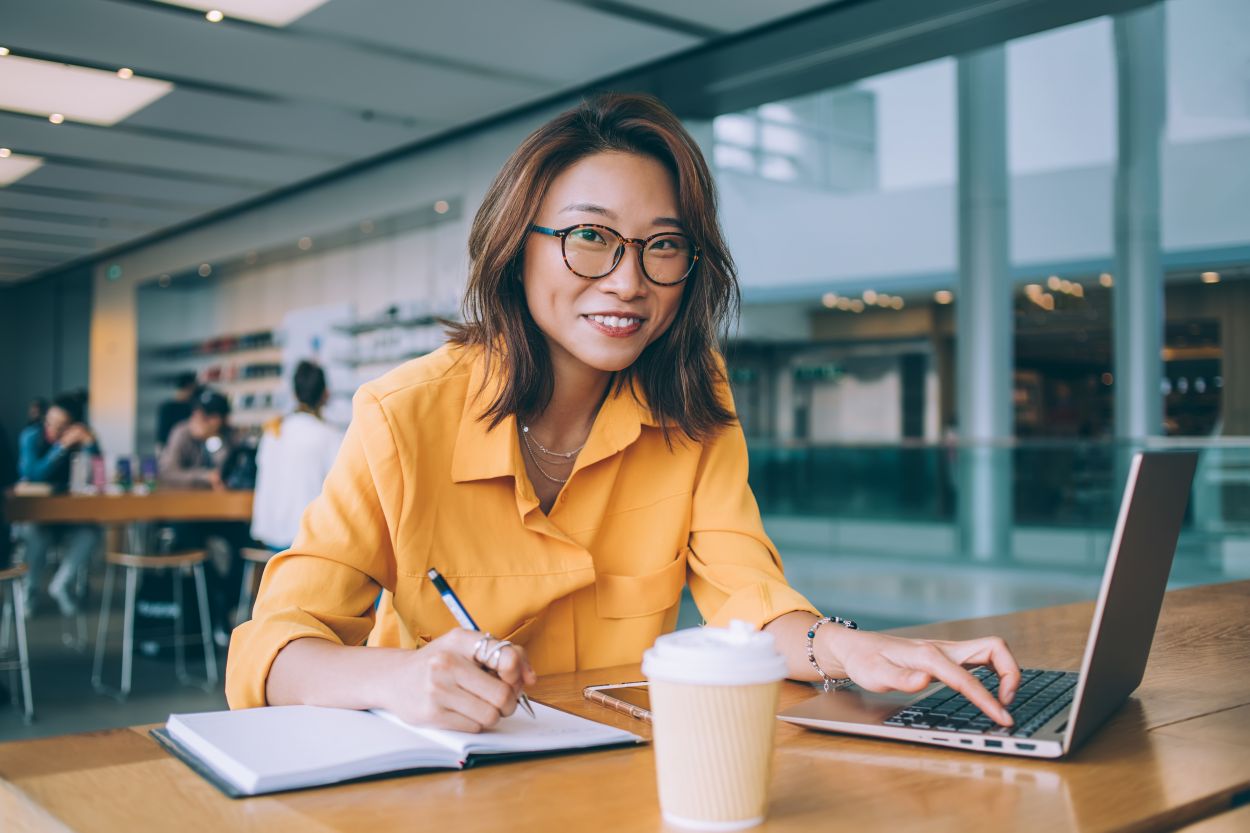 Au Japon, les femmes n'ont pas le droit de porter des lunettes au travail