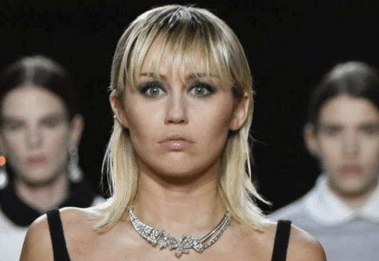  Miley Cyrus laisse s’échapper un sein lors du défilé Marc Jacobs