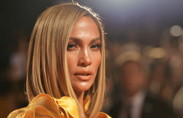 Jennifer Lopez : cet accessoire hyper bling-bling qu'elle emporte partout