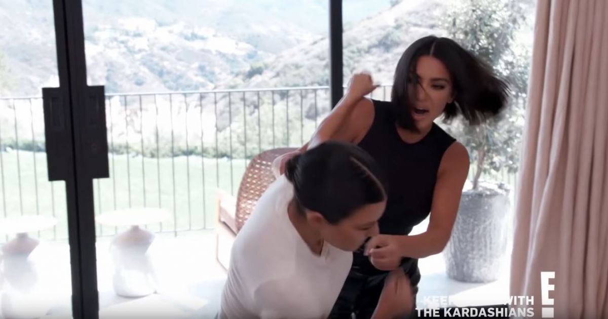 kim-kardashian-filmee-coup-poing