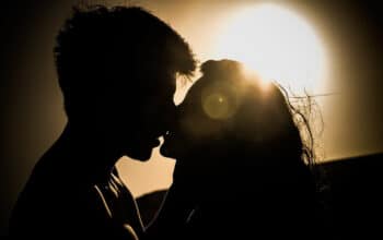 Souvent, lorsque l'on a vécu une relation difficile qui s'est mal finie, ou quelques expériences amoureuses traumatisantes, nous avons du mal à nous projeter dans une nouvelle relation ou de nouveaux espoirs.