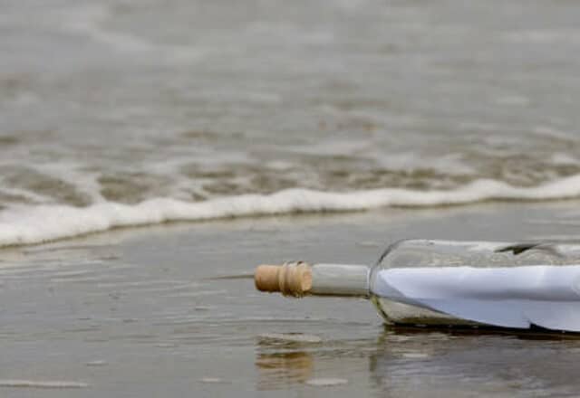 Une bouteille jetée à la mer au Canada se retrouve en France 9 mois plus tard et elle contient un message