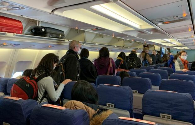 Ne voulant pas se faire dépister, une femme tousse sur une hôtesse de l'air et crée la panique dans l'avion