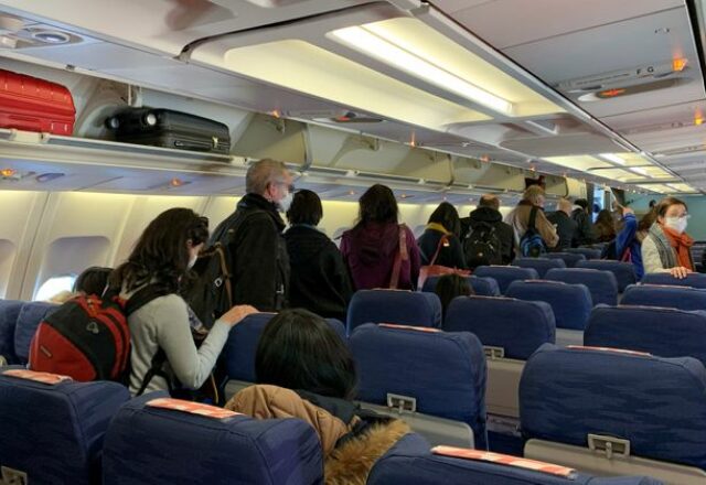 Ne voulant pas se faire dépister, une femme tousse sur une hôtesse de l'air et crée la panique dans l'avion