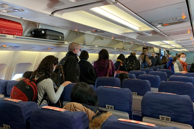 Ne voulant pas se faire dépister, une femme tousse sur une hôtesse de l'air et crée la panique dans l'avion