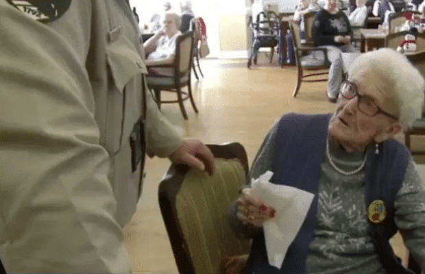 Cette centenaire se fait arrêter par la police le jour de son anniversaire, et la raison vous surprendra
