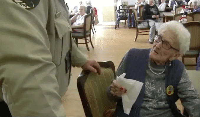 Cette centenaire se fait arrêter par la police le jour de son anniversaire, et la raison vous surprendra