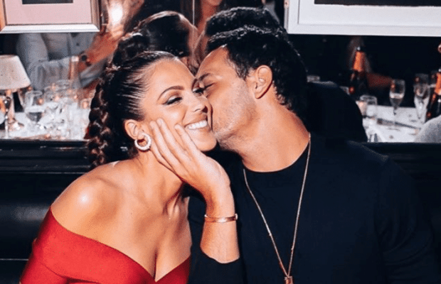 Iris Mittenaere divine en maillot de bain, elle échange un baiser sensuel avec son chéri Diego