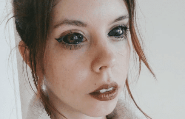 Cette jeune femme n’aurait jamais dû se faire des tatouages dans les yeux