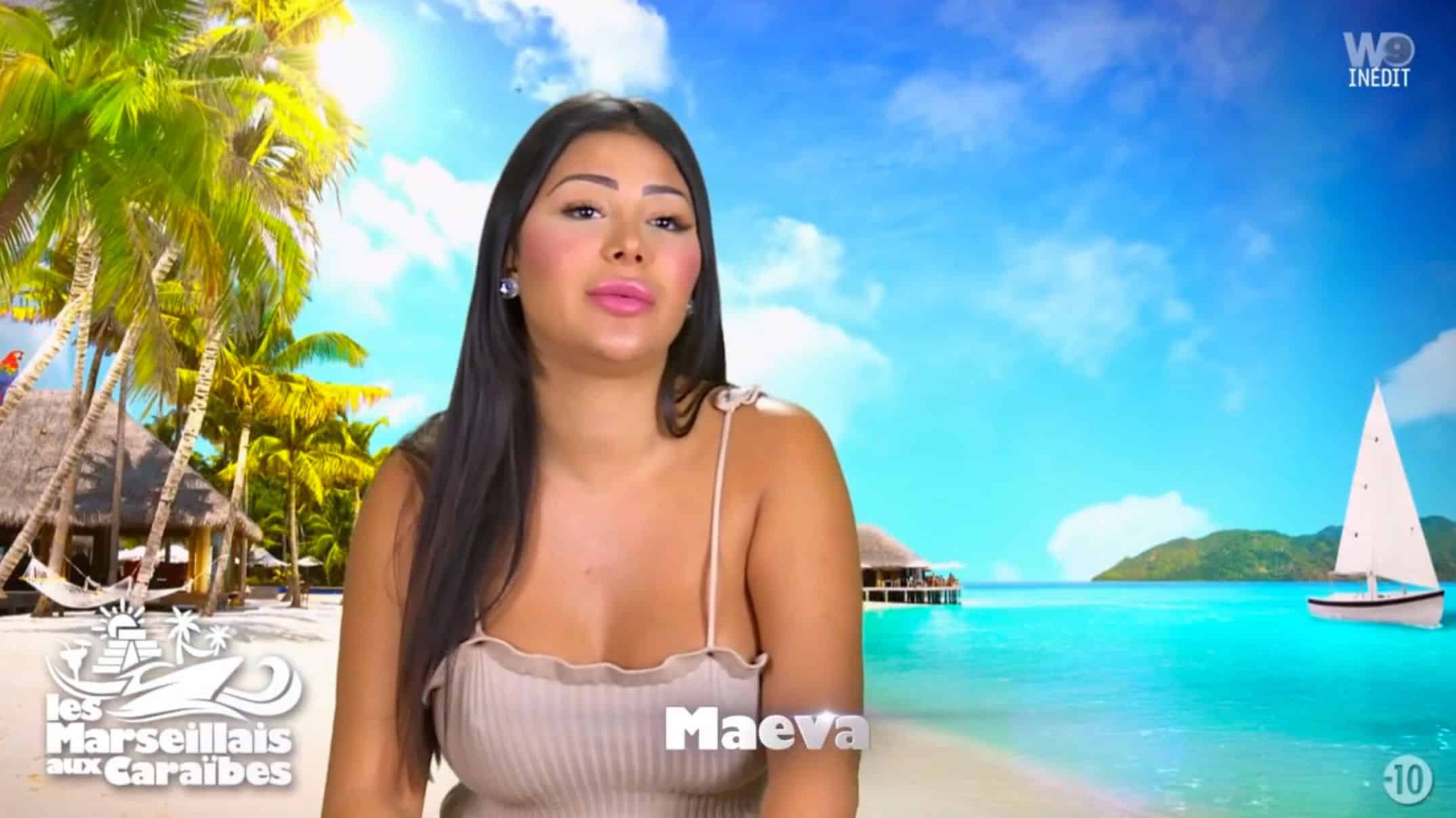 Maeva Ghennam (Les Marseillais) en tout petit bikini, elle offre une vue imprenable sur son fessier