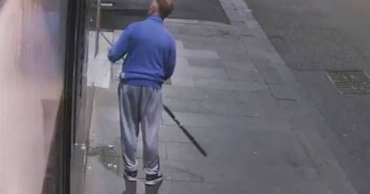 Un voleur fait preuve d'une grande ingéniosité pour voler des colliers en vitrine