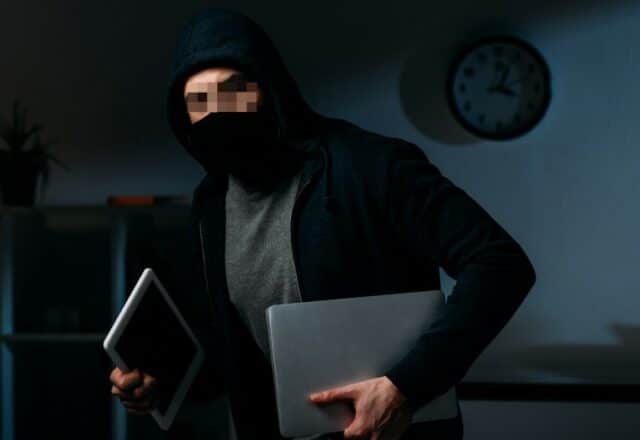 Face à face avec un voleur, un homme découvre qu'il fait partie de sa famille