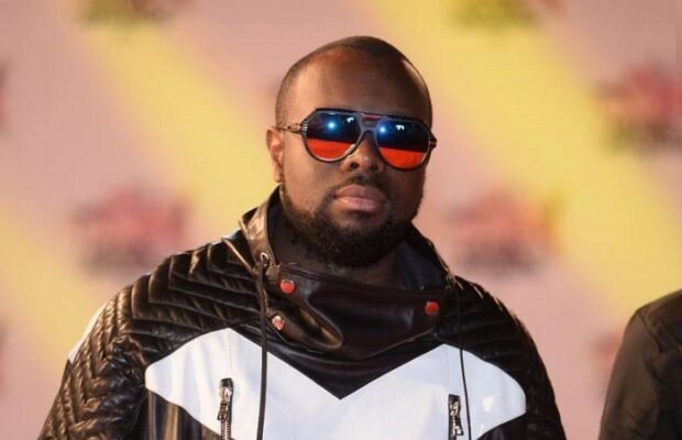 Maître Gims pose sans ses légendaires lunettes noires et avec son bébé