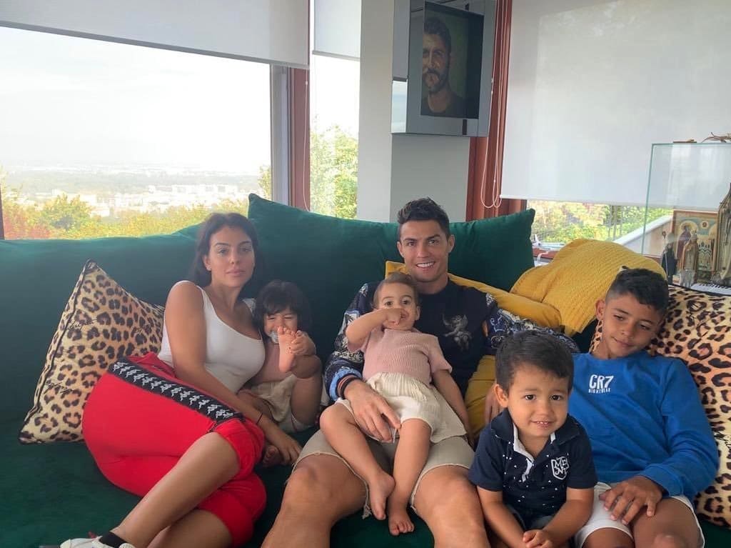 cristiano-ronaldo-sportif-pendant-confinement-enfants-servent-halteres