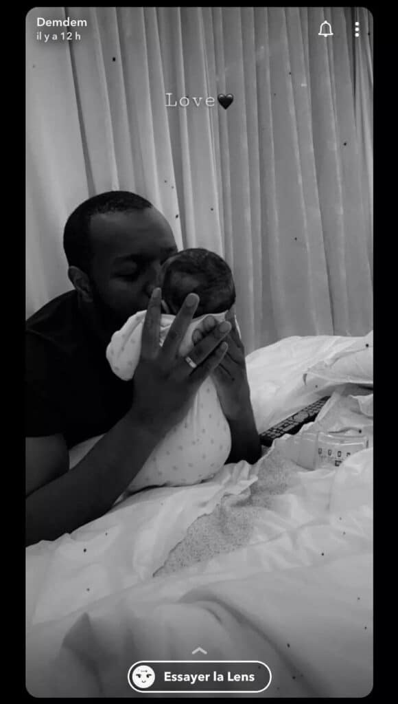 Maître Gims pose sans ses légendaires lunettes noires et avec son bébé