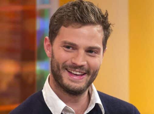 Jamie Dornan relooké par ses filles : l’acteur ose la robe et les talons