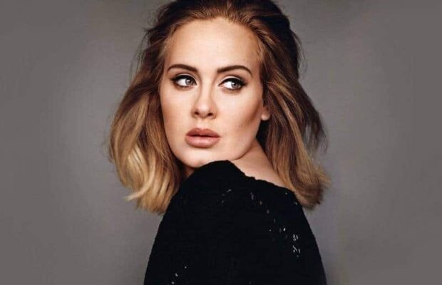 Adele : très amincie, elle montre sa nouvelle silhouette dans l'une de ses anciennes robes