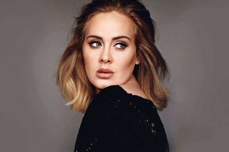 Adele : très amincie, elle montre sa nouvelle silhouette dans l'une de ses anciennes robes