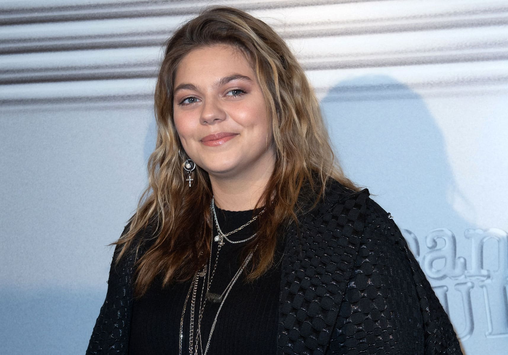 Louane : la chanteuse partage un hommage émouvant pour son père décédé sur ses réseaux sociaux