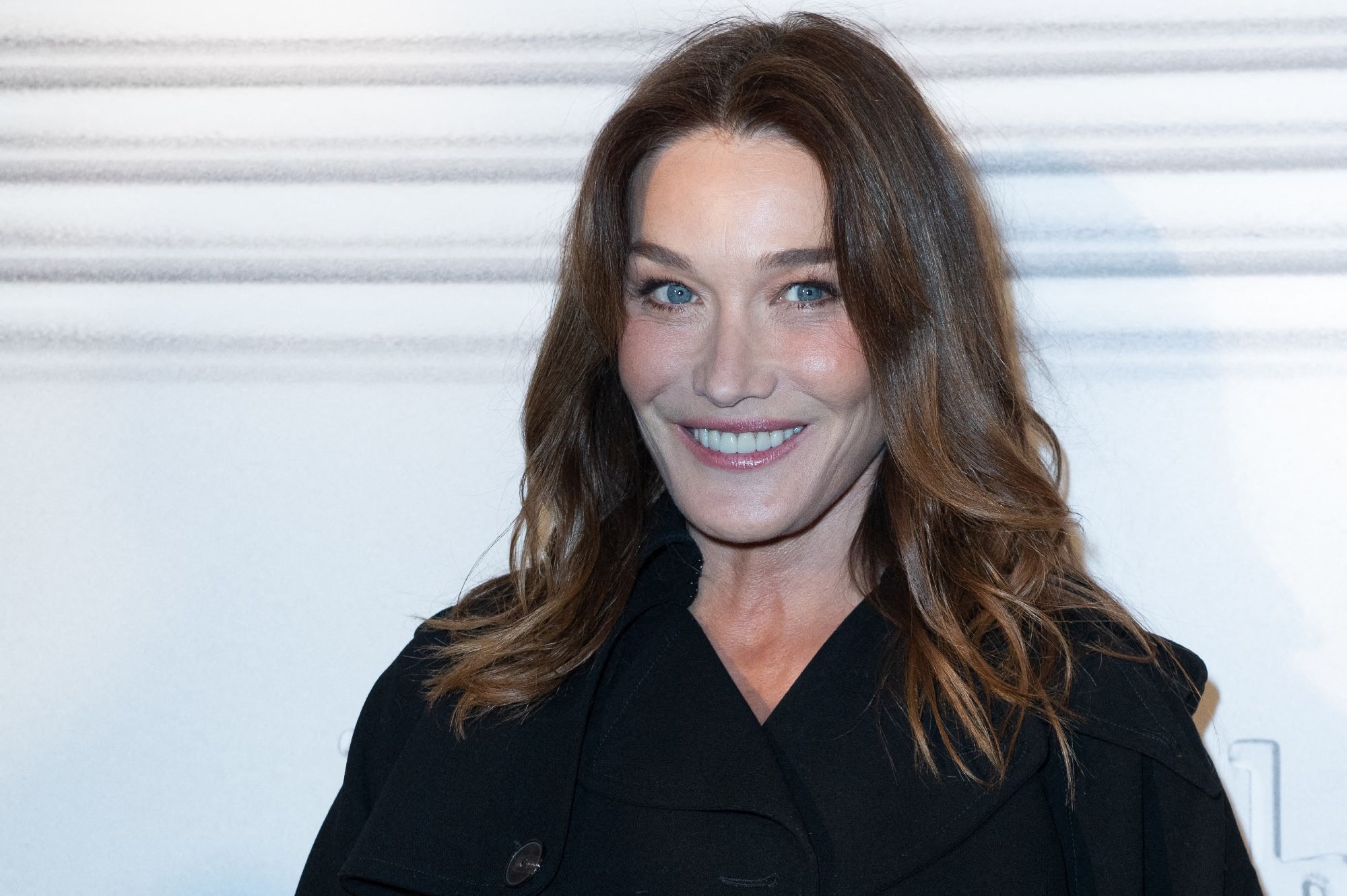 Carla Bruni : elle revient enfin sur sa blague très critiquée sur le Coronavirus et la crise sanitaire