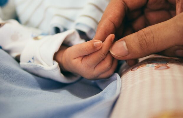 bebe-ne-avec-sterilet-de-sa-mere-dans-la-main