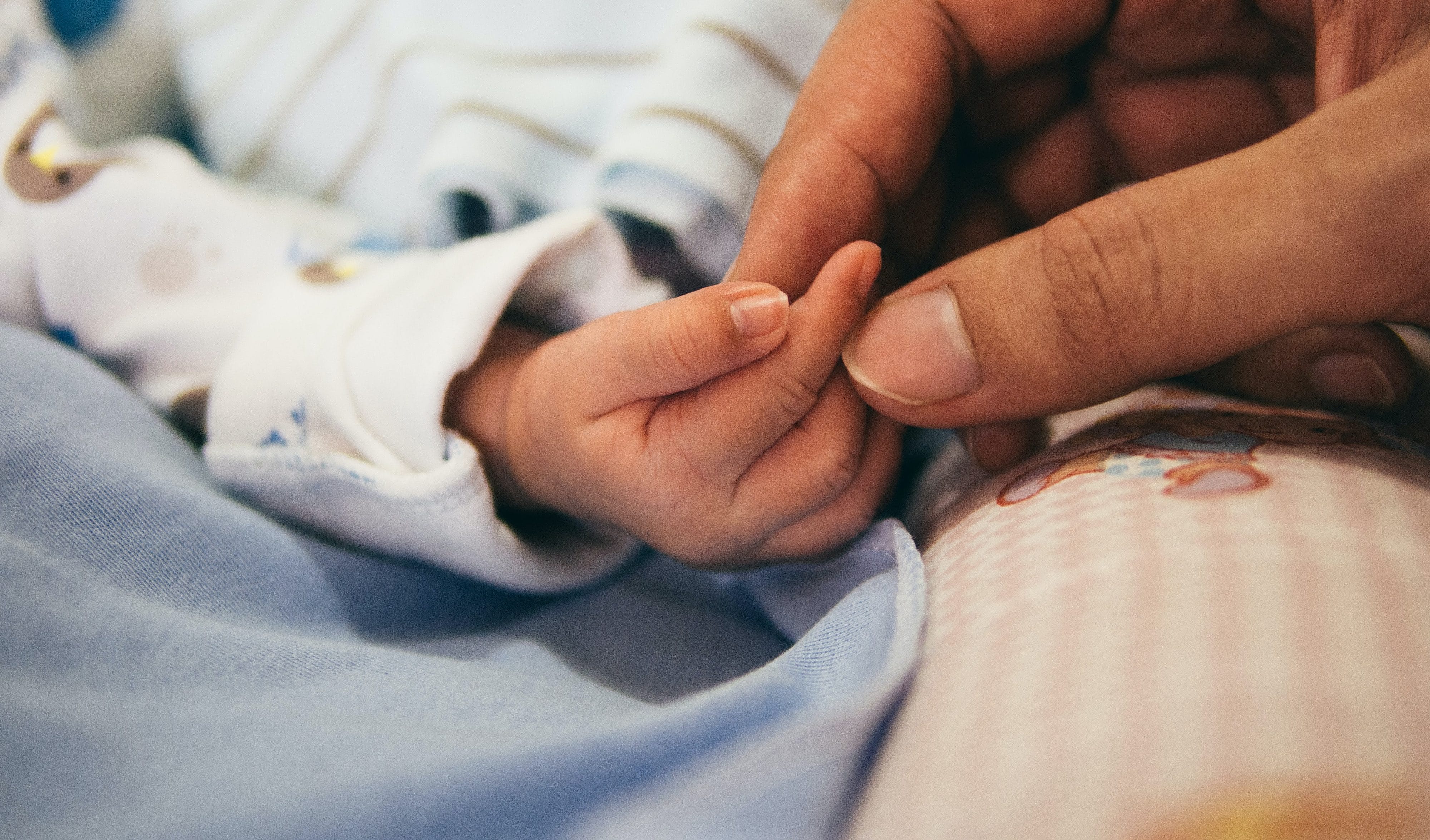 Un bébé est né avec le stérilet de sa mère à la main