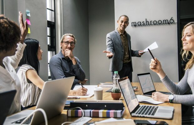 Ces signes qui font les meilleurs collègues de travail du zodiaque