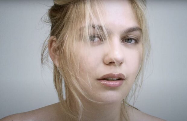 Louane Emera maman : elle se livre sur la naissance de sa fille Esmée