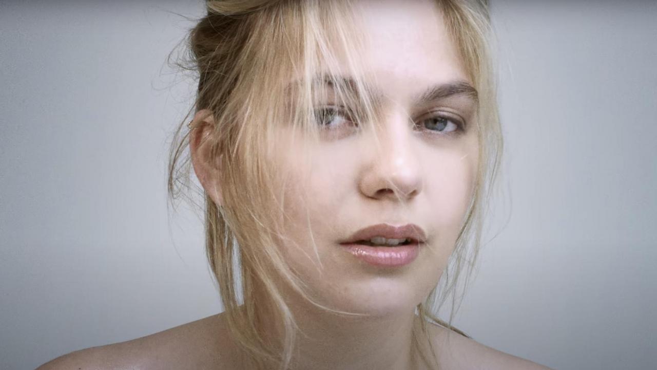 Louane Emera maman : elle se livre sur la naissance de sa fille Esmée