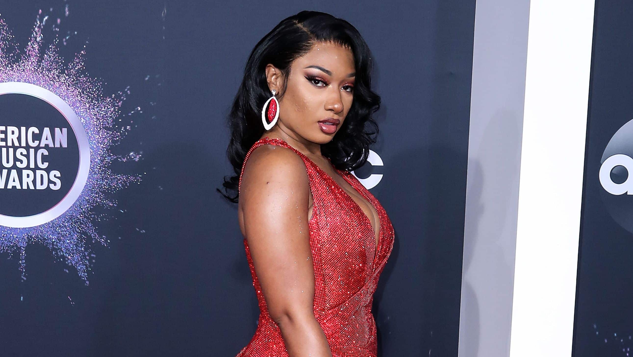 Megan Thee Stallion : la rappeuse est blessée par balle au pied juste après sa soirée avec Kylie Jenner