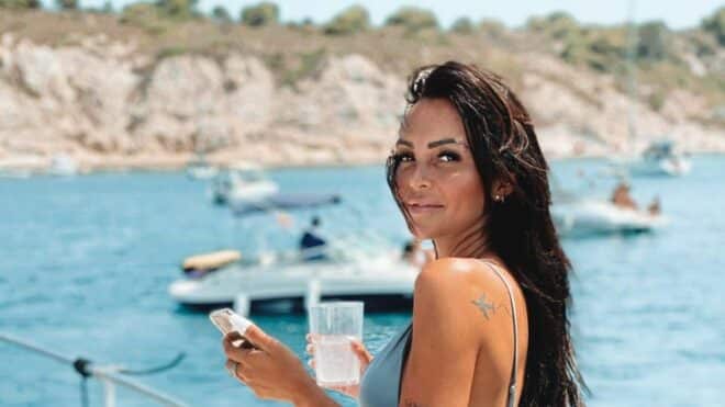 Fidji Ruiz : de nouveau en couple, elle officialise