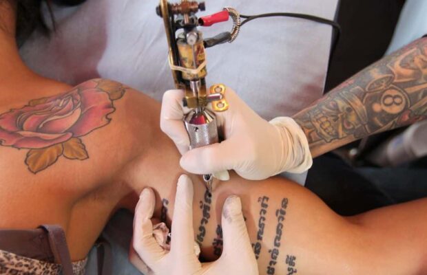 Un mari violent oblige sa femme à se faire tatouer 9 fois son prénom sur le corps