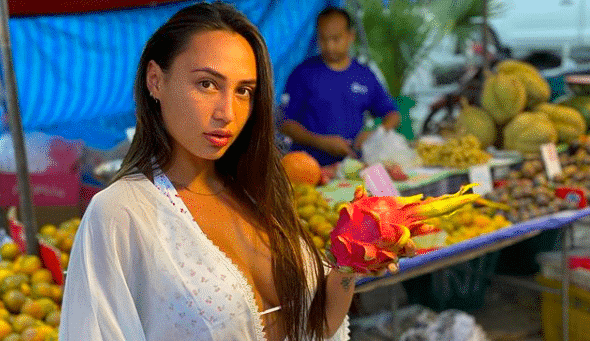 Astrid Nelsia présente et montre son petit frère, les internautes sont sous le charme