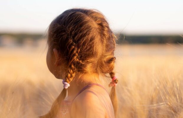 Nourrie à l'eau de coco par ses parents végétaliens, une petite fille finit lourdement handicapée