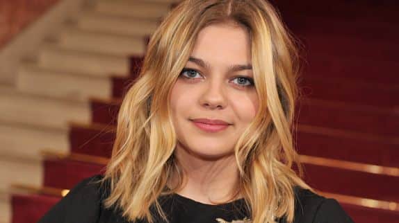 Louane se confie sur son couple : 'même ma meilleure amie n'était pas au courant'