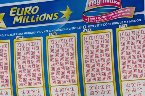 Euromillions : il remporte 187 millions d'euros, découvrez ce que sa famille a fait pour l'escroquer !