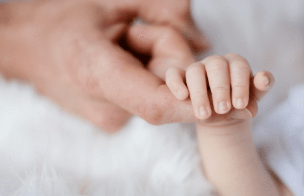 Roanne : un bébé de 18 jours touché par le Covid, le témoignage fort de son père