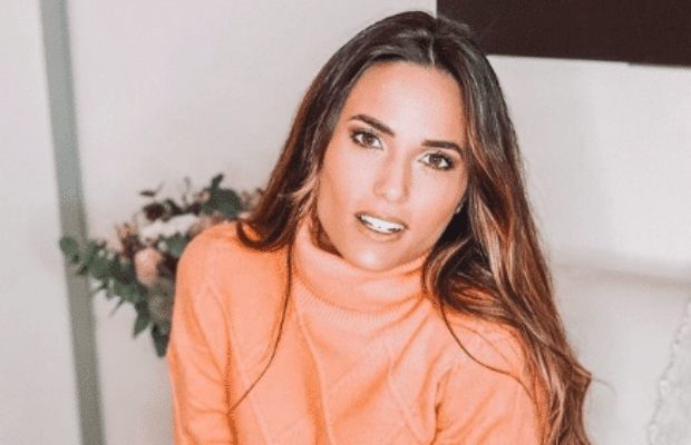 Capucine Anav : complexée, elle montre en photo tout ce qu'elle n'aime pas chez elle