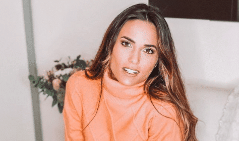 Capucine Anav : complexée, elle montre en photo tout ce qu'elle n'aime pas chez elle