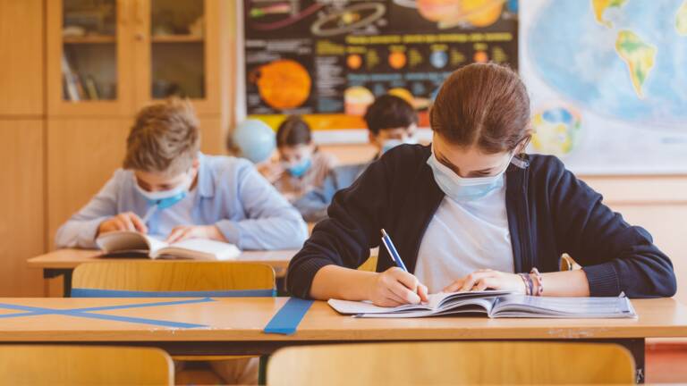 Covid-19 : les écoles bientôt fermées pour 1 mois ? Les médecins scolaires prennent la parole