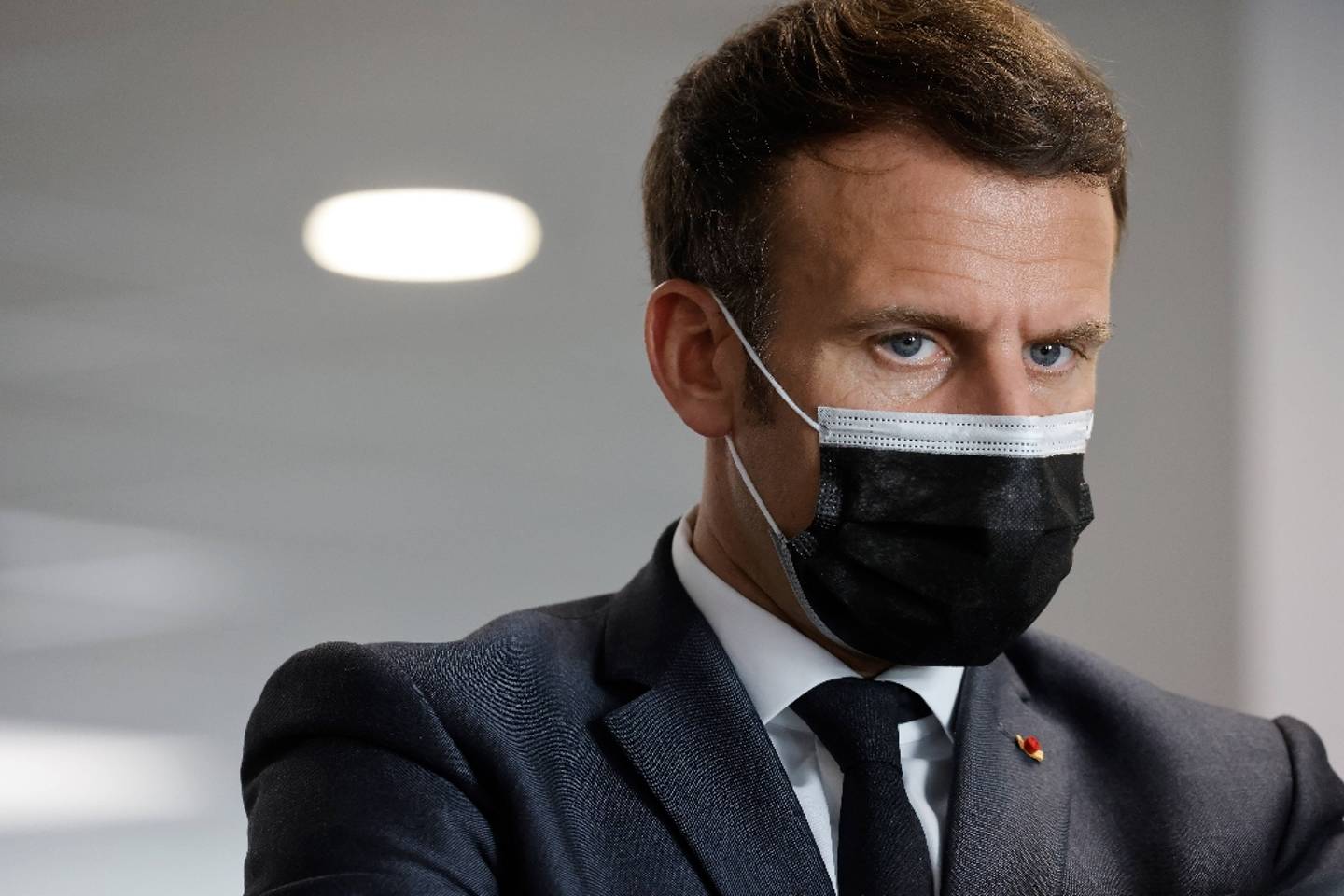 Confinement strict, fermeture des écoles... Sur quels critères Macron va prendre sa décision