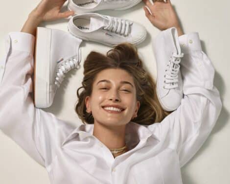 Hailey Bieber est la nouvelle égérie de Superga !