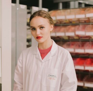 Lily-Rose Depp : égérie de Chanel, elle fabrique elle-même son rouge à lèvres