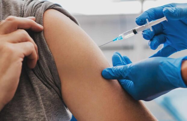 Covid-19 : des influenceurs contactés pour critiquer le vaccin Pfizer