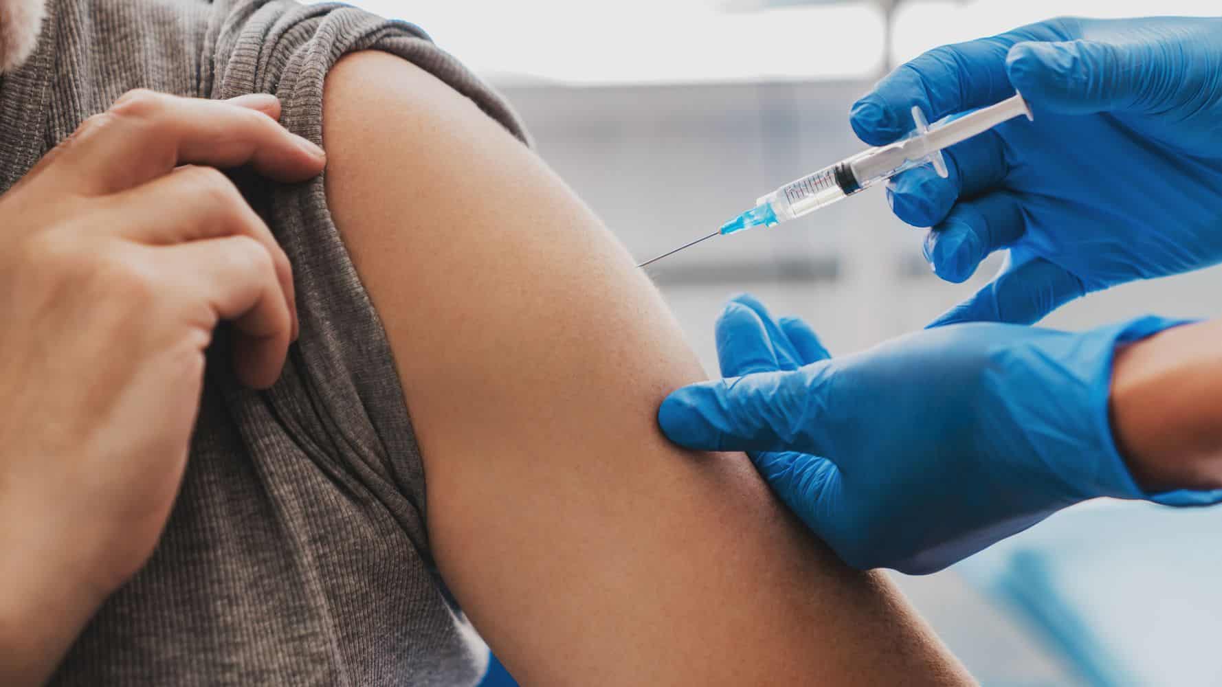 Covid-19 : des influenceurs contactés pour critiquer le vaccin Pfizer