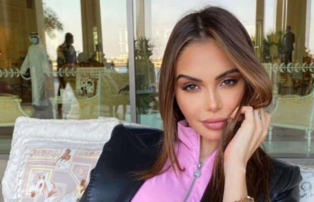 Nabilla : elle découvre sa statue réalisée par Richard Orlinski