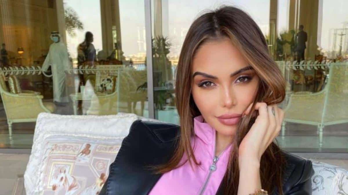 Nabilla : elle découvre sa statue réalisée par Richard Orlinski