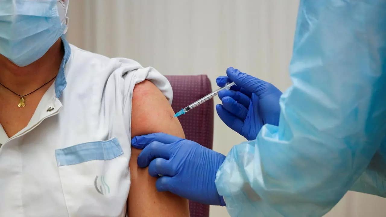 Covid-19 : pourquoi il est absolument normal de voir des gens contaminés malgré le vaccin
